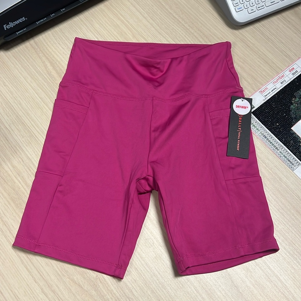Bally total fitness fuchsia red bike shorts, size medium, new